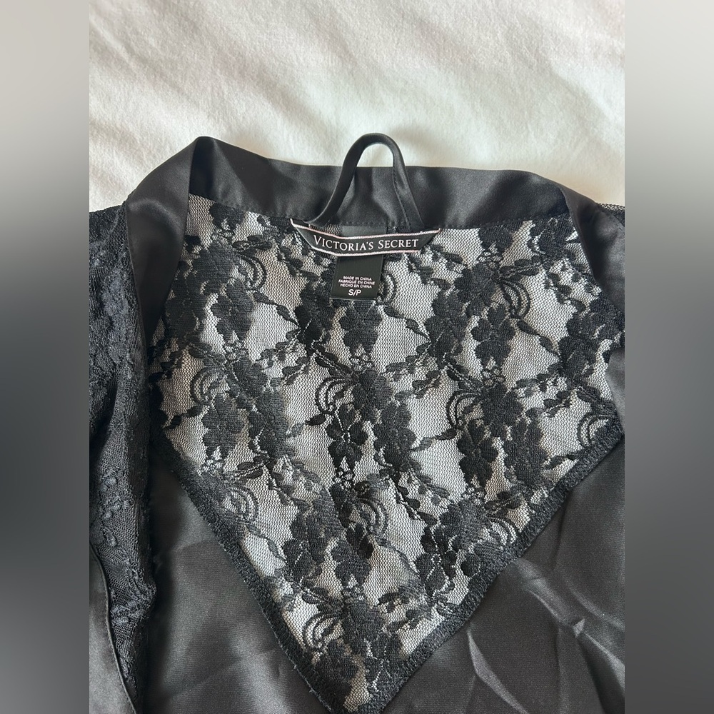 Vs pink black satin robe with lace V neck - Picture 2 of 3